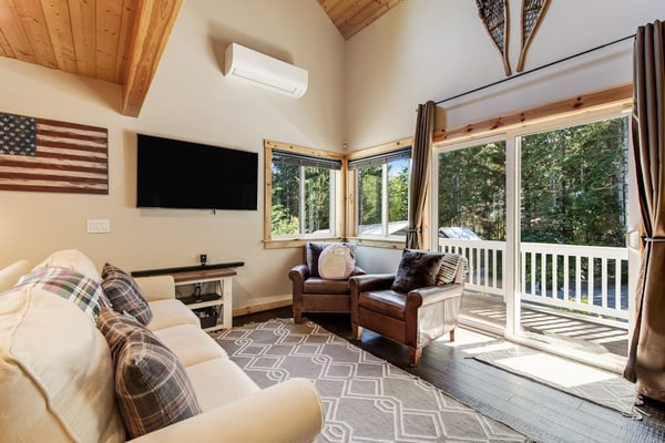 Beautiful Dog-Friendly Secluded Home W/ Private Hot Tub, Gas Grill & More