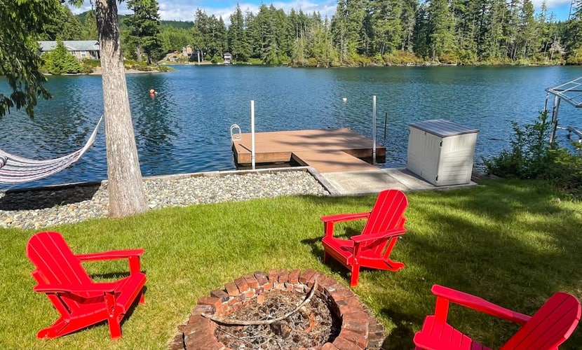 Beautiful waterfront escape with SUPs/kayaks/canoe/paddle boards w/ lake access