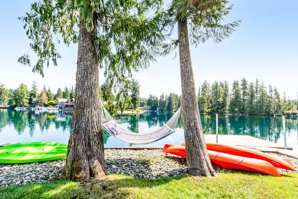 Beautiful waterfront escape with SUPs/kayaks/canoe/paddle boards w/ lake access