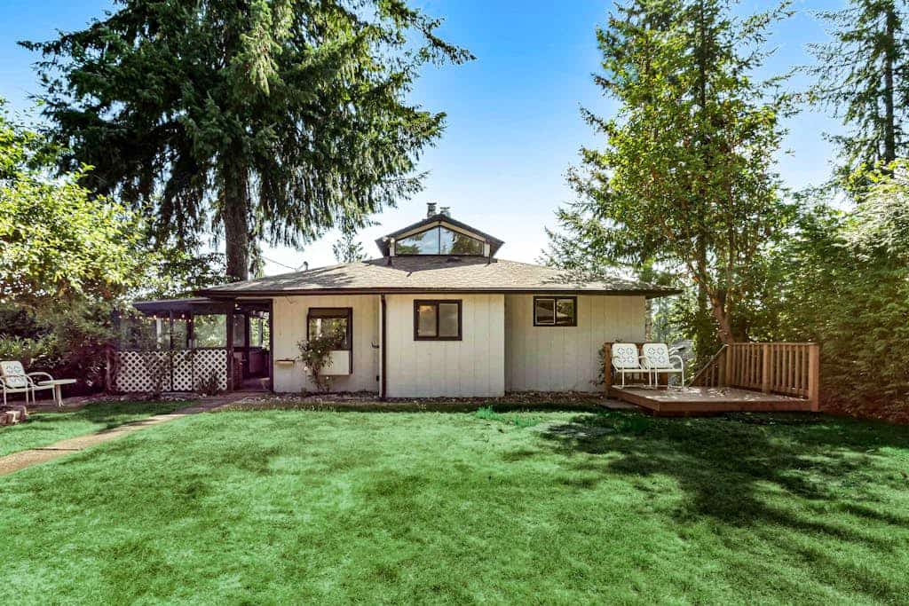 Beautiful waterfront escape with SUPs/kayaks/canoe/paddle boards w/ lake access