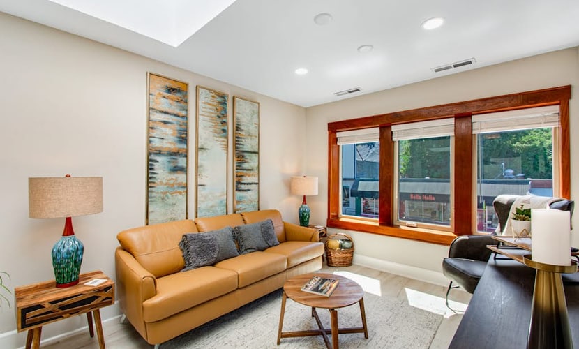 Historic downtown loft near shopping & restaurants with WiFi & full kitchen