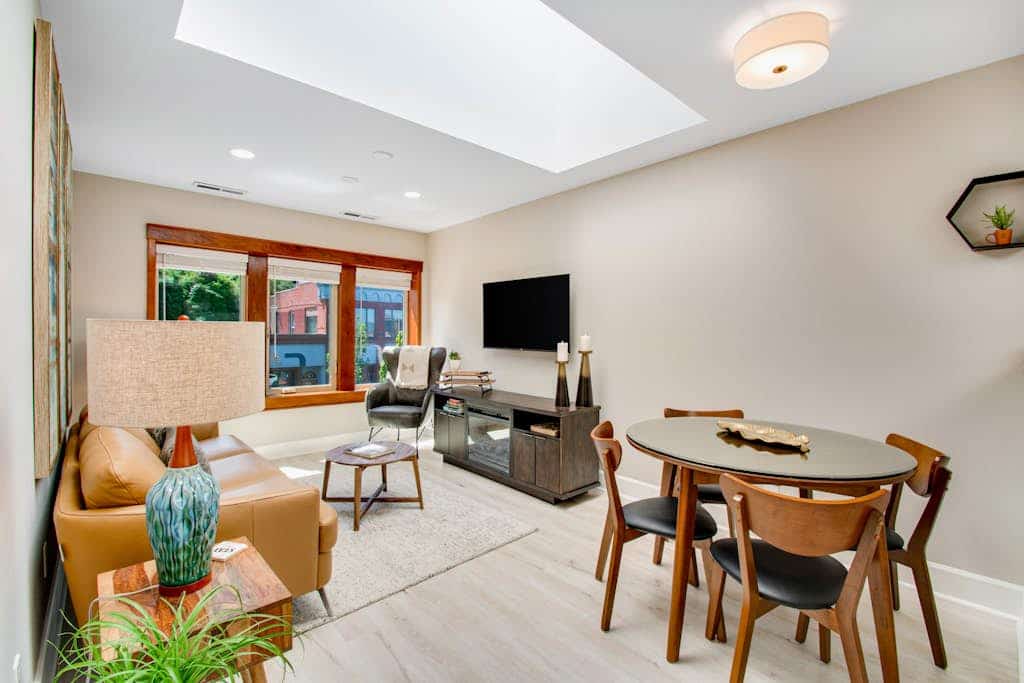 Historic downtown loft near shopping & restaurants with WiFi & full kitchen
