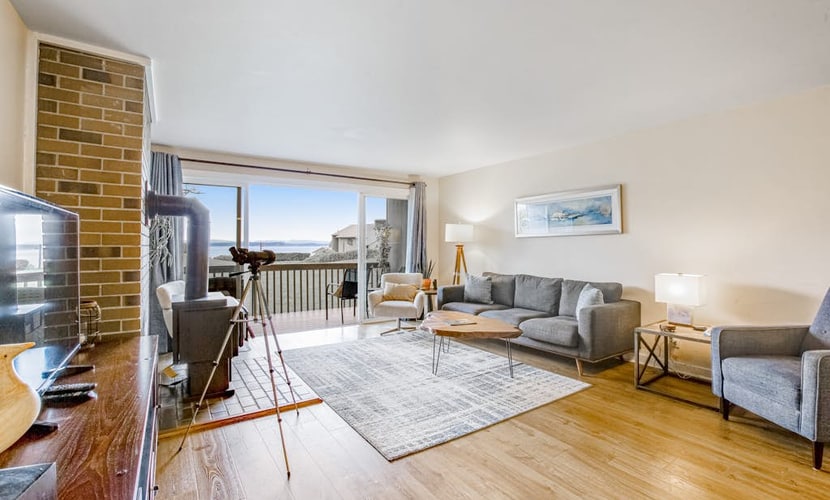 Bayfront retreat with water views, WiFi, washer/dryer, & pool access