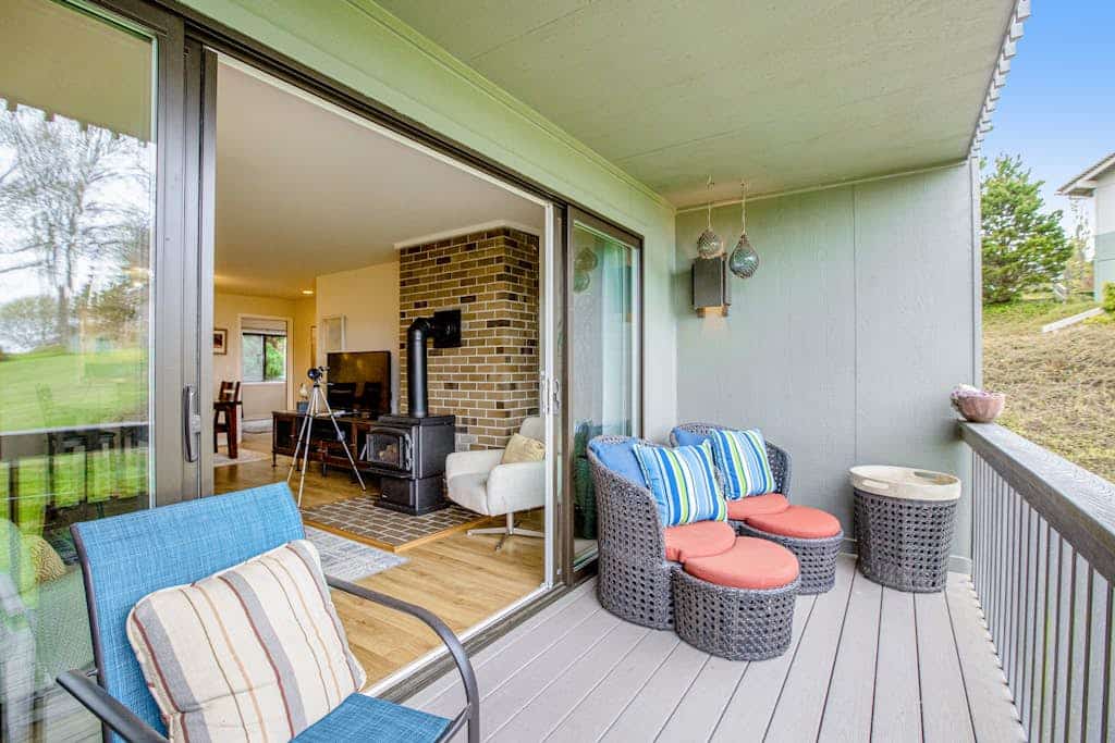 Bayfront retreat with water views, WiFi, washer/dryer, & pool access