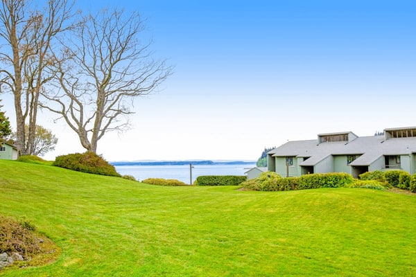 Bayfront retreat with water views, WiFi, washer/dryer, & pool access