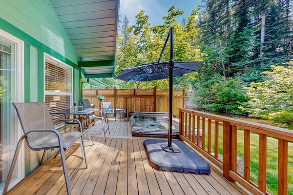 Rare, dog-friendly riverfront retreat with hot tub access plus kayaks & AC