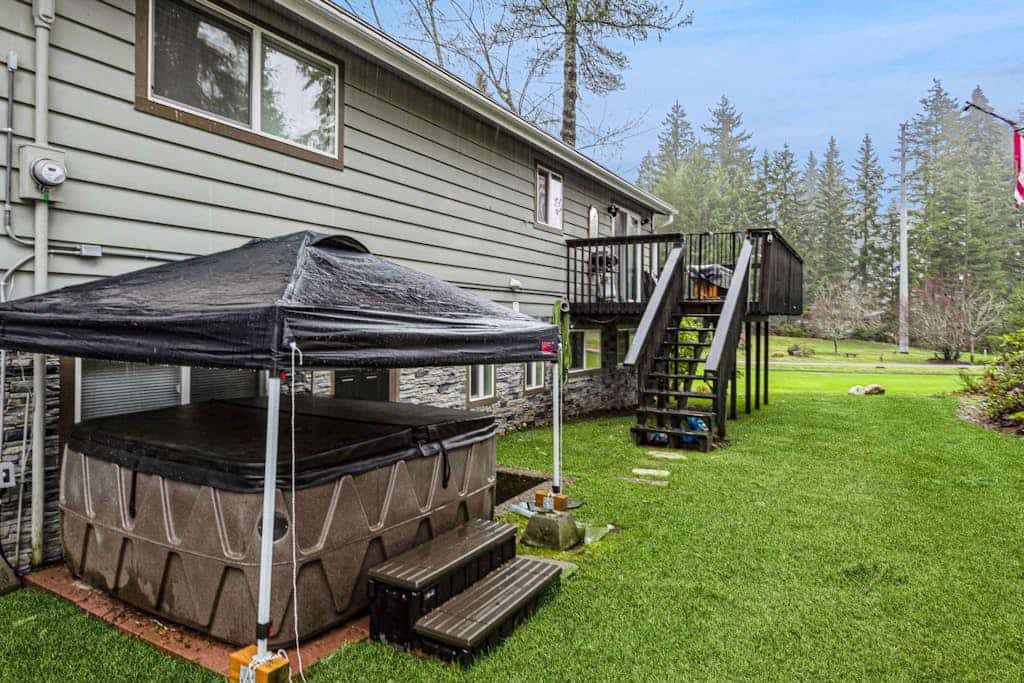 Charming golf-side stay with firepit, hot tub, grill, & pool table - W/D & AC