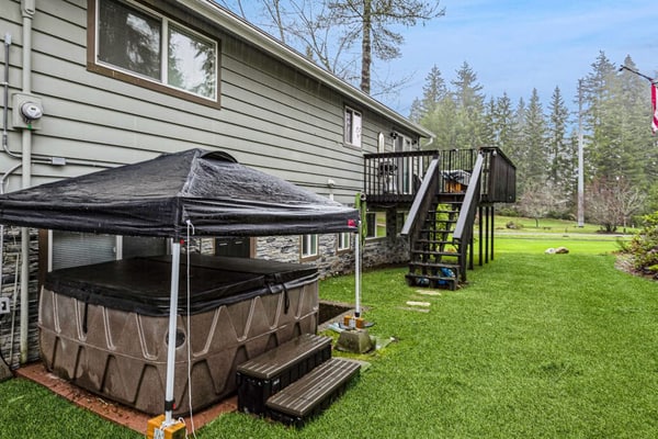 Charming golf-side stay with firepit, hot tub, grill, & pool table - W/D & AC
