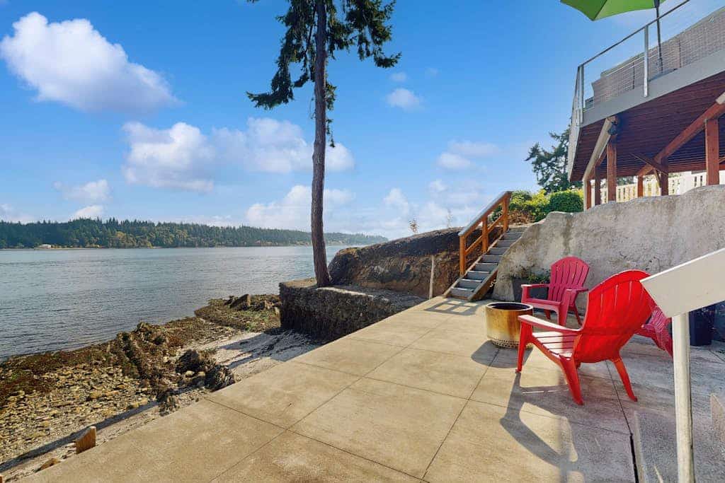 Waterfront home with a full kitchen, gas fireplace, W/D, & kayaks  - views