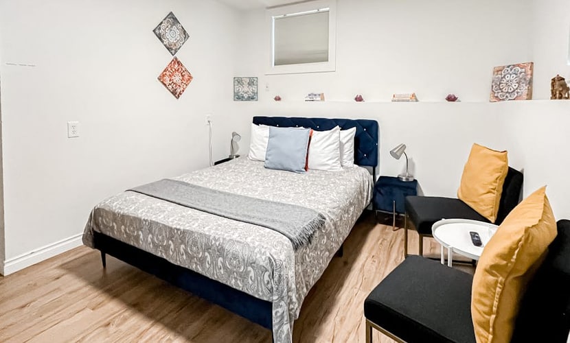 Remodeled studio in lovely neighborhood with shared yard and fast WiFi - dog OK