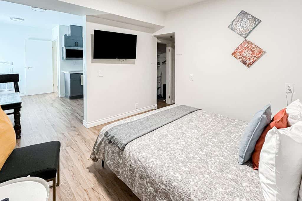 Remodeled studio in lovely neighborhood with shared yard and fast WiFi - dog OK