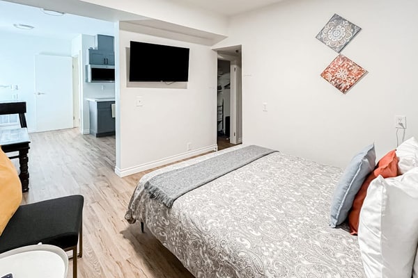 Remodeled studio in lovely neighborhood with shared yard and fast WiFi - dog OK