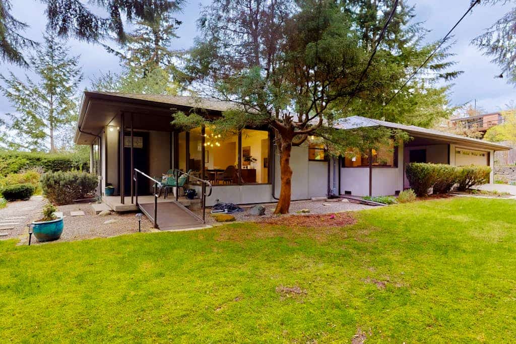 Dog-friendly retreat with gorgeous garden & setting - near the best of Seattle