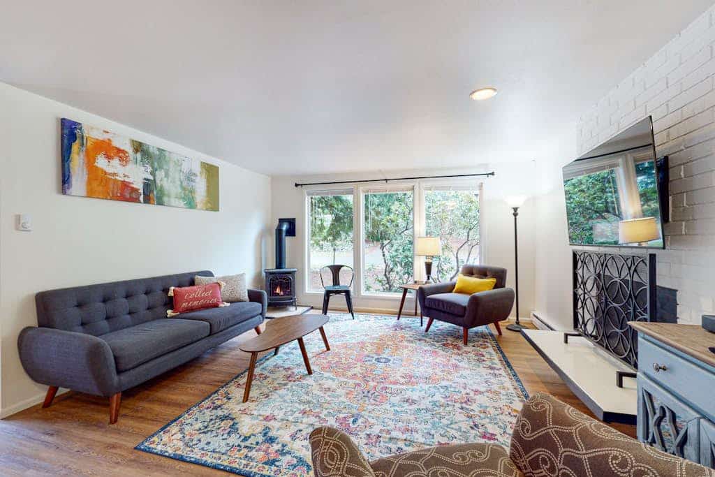 Split-level home with 2 fireplaces & backyard - near downtown & Lake Whatcom