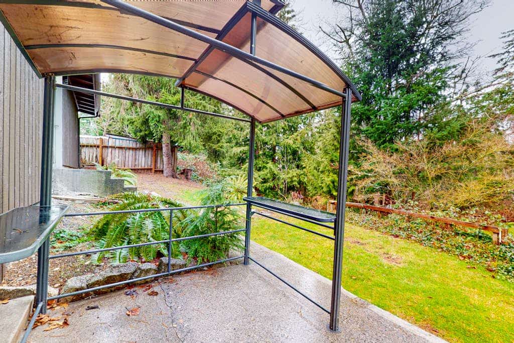 Split-level home with 2 fireplaces & backyard - near downtown & Lake Whatcom