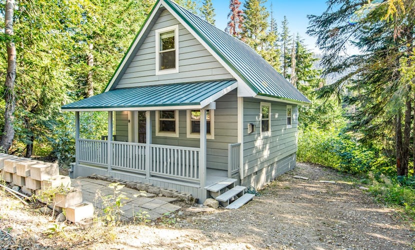 Walk to ski lift, contemporary cabin near mountain lakes - dog-friendly