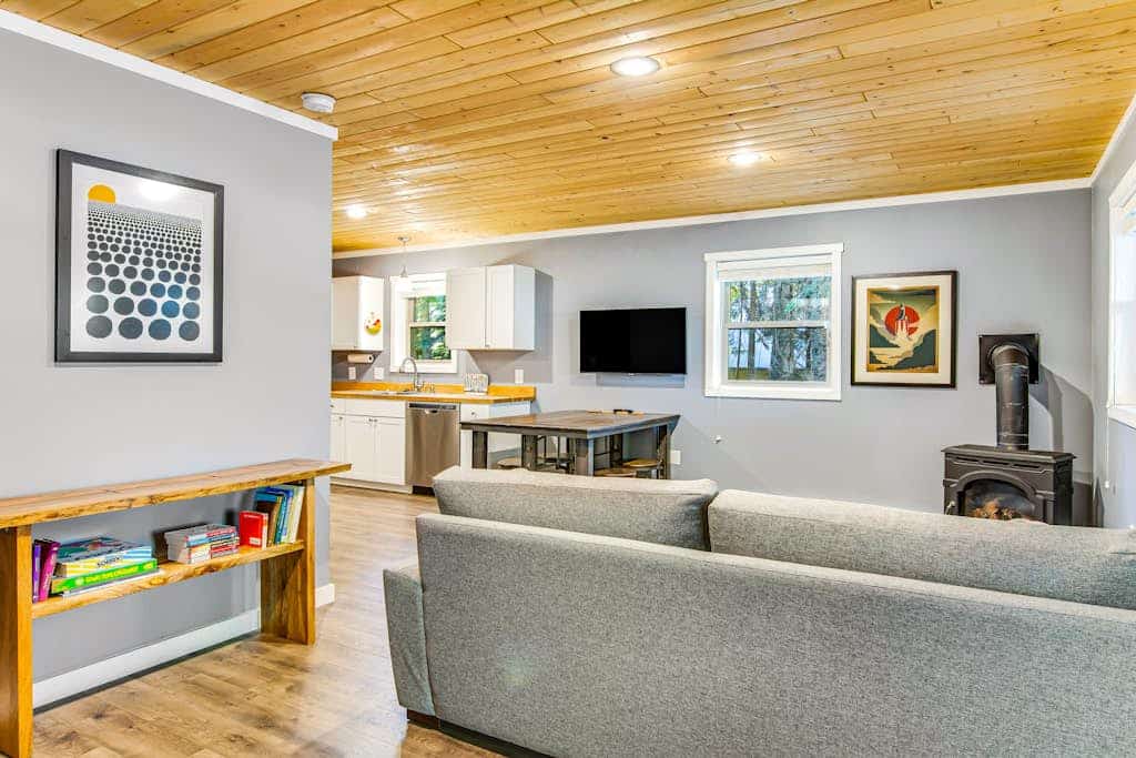 Walk to ski lift, contemporary cabin near mountain lakes - dog-friendly