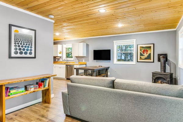Walk to ski lift, contemporary cabin near mountain lakes - dog-friendly