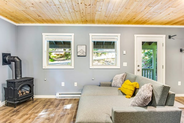 Walk to ski lift, contemporary cabin near mountain lakes - dog-friendly