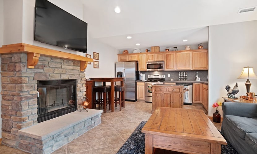 Home near Suncadia with a wood-burning fireplace & furnished deck