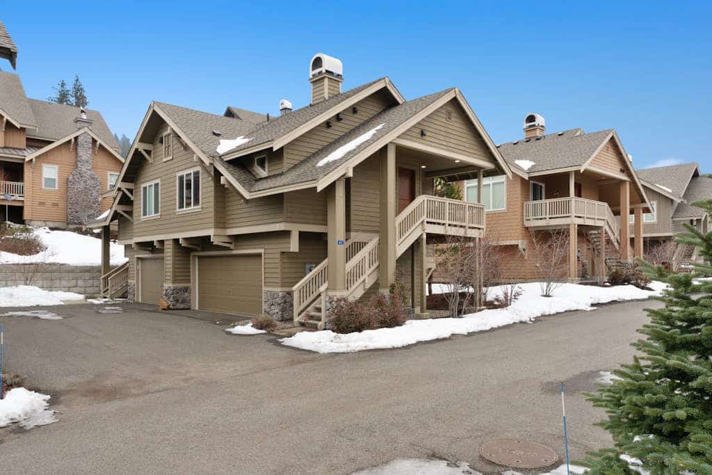 Home near Suncadia with a wood-burning fireplace & furnished deck