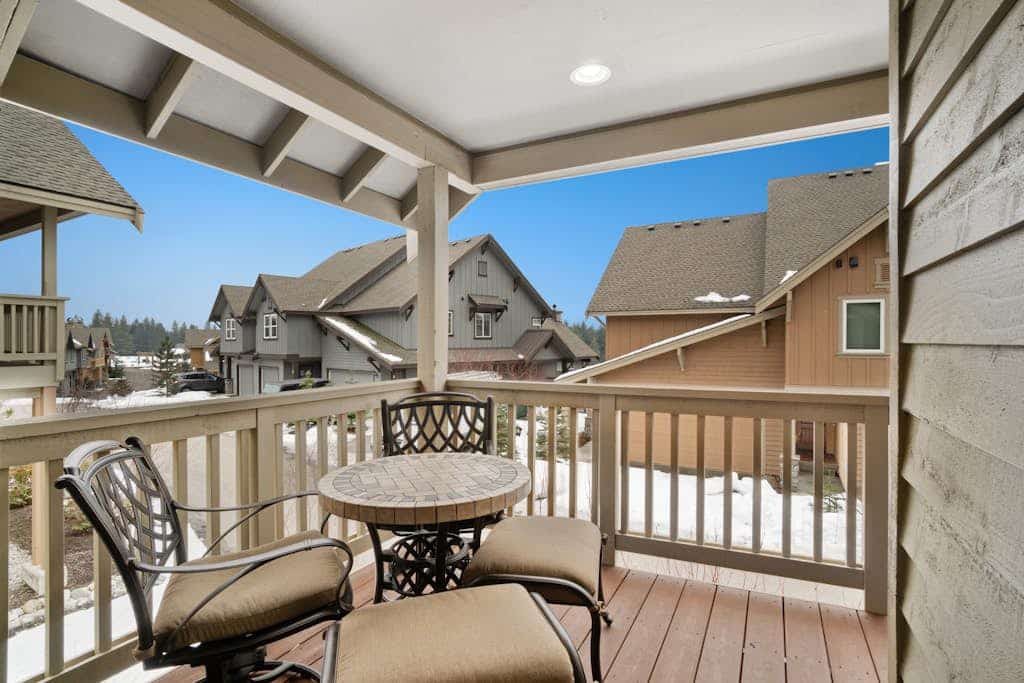 Home near Suncadia with a wood-burning fireplace & furnished deck