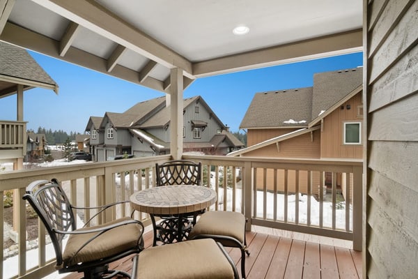 Home near Suncadia with a wood-burning fireplace & furnished deck