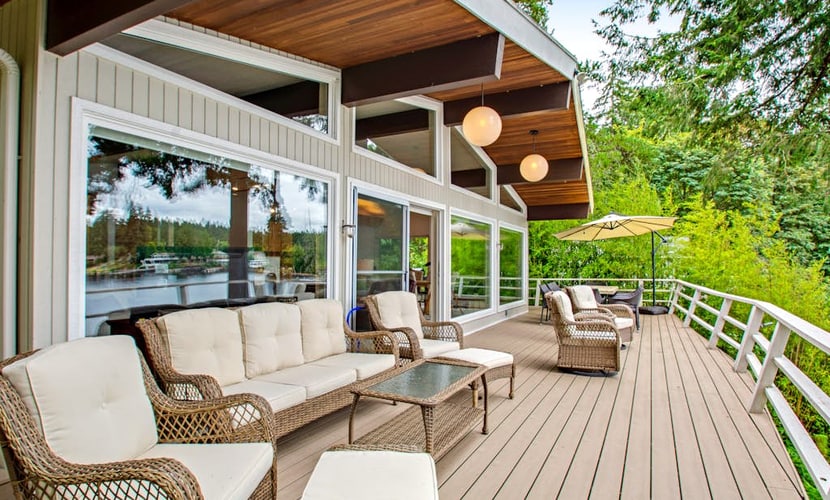 Lakefront home with private dock, paddleboat, fast WiFi, deck, grill & W/D