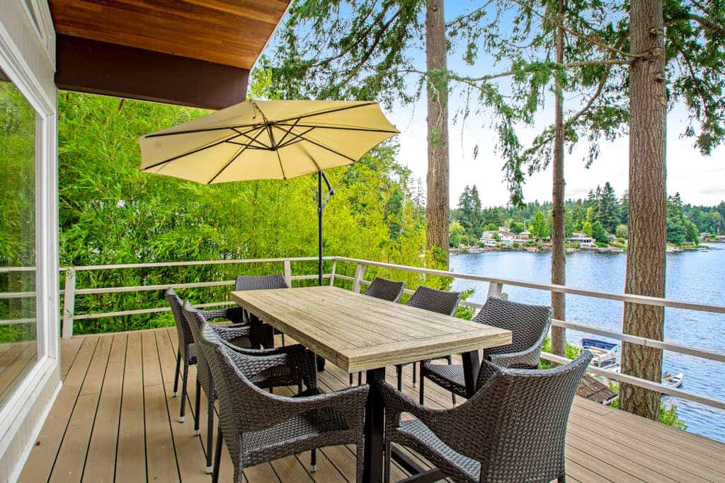 Lakefront home with private dock, paddleboat, fast WiFi, deck, grill & W/D