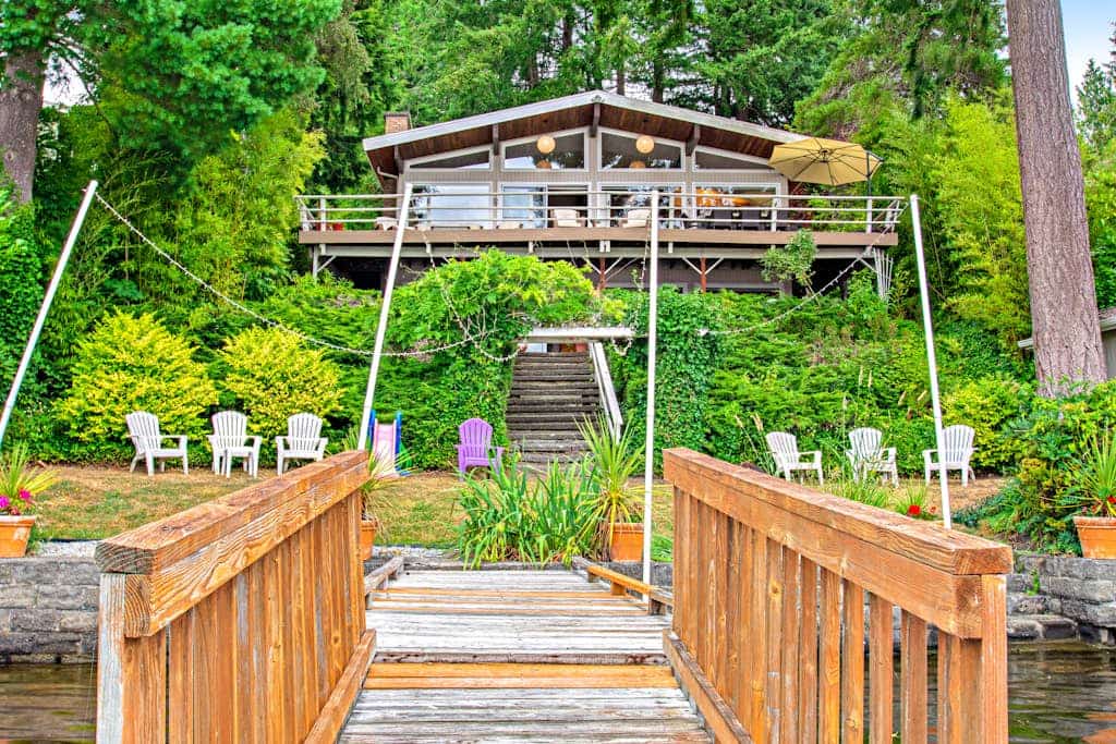 Lakefront home with private dock, paddleboat, fast WiFi, deck, grill & W/D