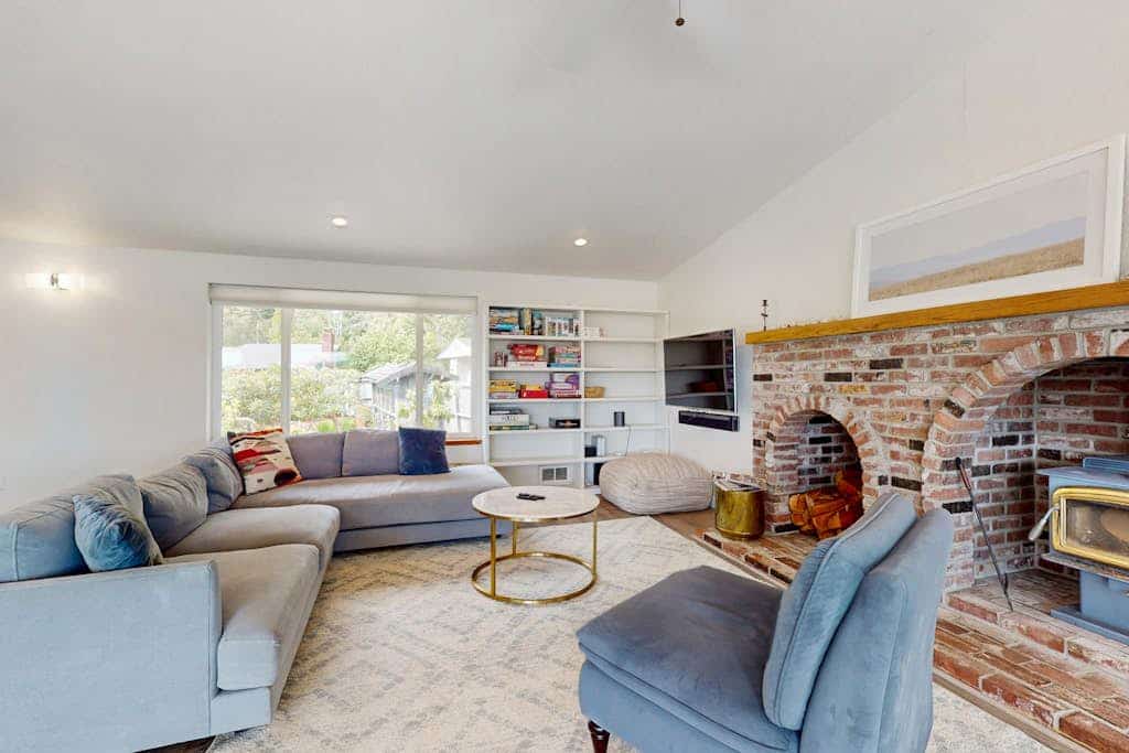 Peaceful Soundfront Getaway with Private Beach Access and Outdoor Living
