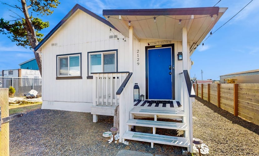 Cozy Coastal Retreat in Westport’s Historic Marina District - 1 dog allowed