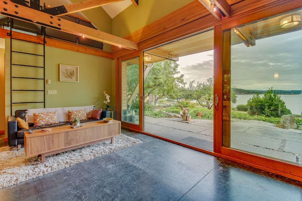Bayfront getaway with amazing views and easy access to nearby attractions