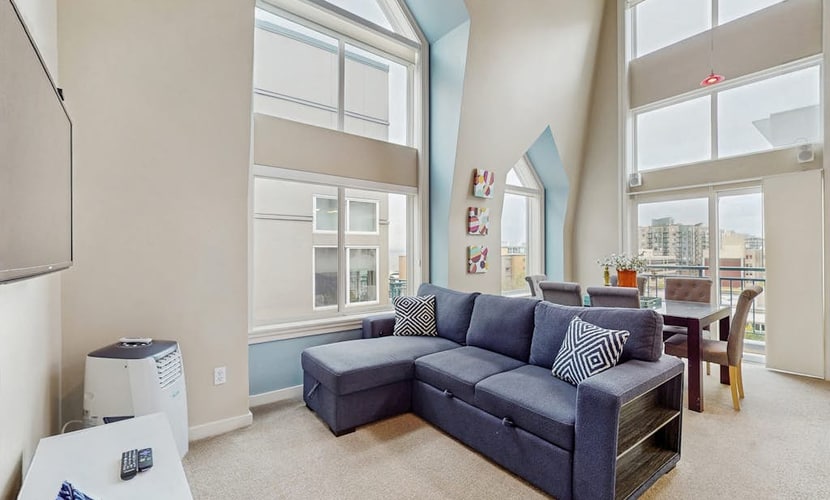 Charming top floor 2 story penthouse with Sound and Olympic views