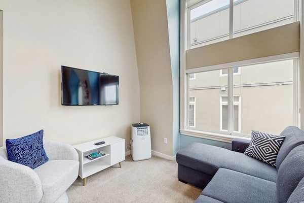 Charming top floor 2 story penthouse with Sound and Olympic views