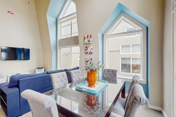 Charming top floor 2 story penthouse with Sound and Olympic views