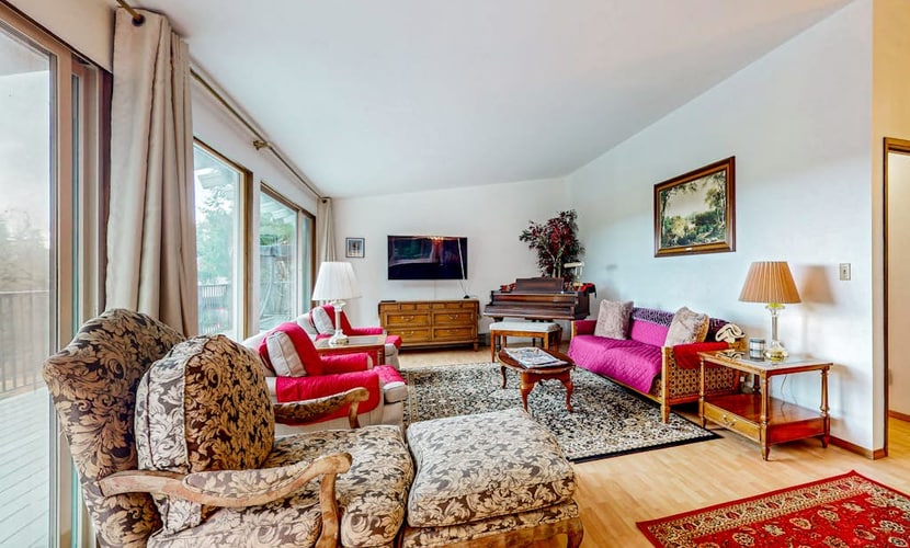 Secluded home near downtown Woodinville with large wraparound deck & grill