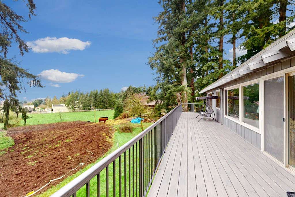 Secluded home near downtown Woodinville with large wraparound deck & grill