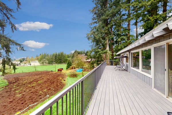 Secluded home near downtown Woodinville with large wraparound deck & grill