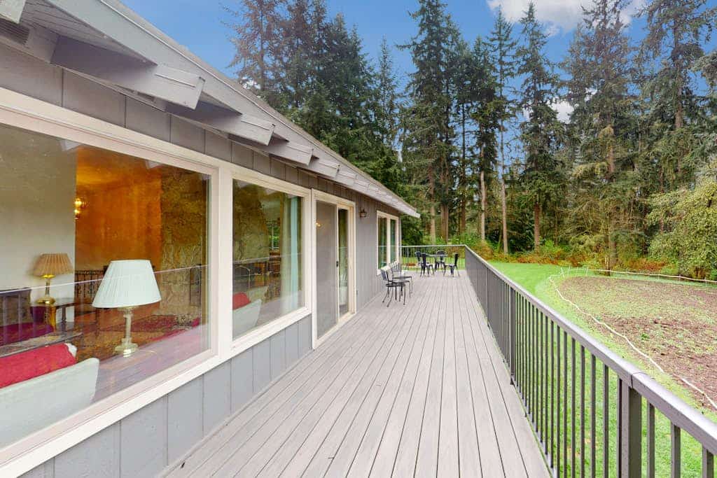 Secluded home near downtown Woodinville with large wraparound deck & grill