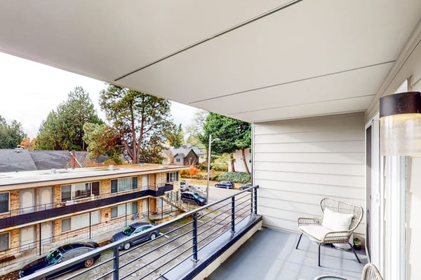 Modern townhome with rooftop deck, dog-friendly and city access