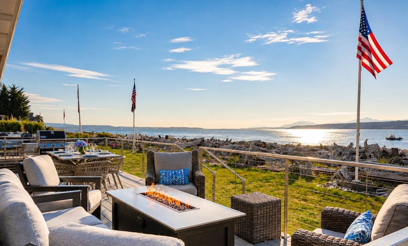 Charming waterfront home with kayaks, gas fire pit & private beach access