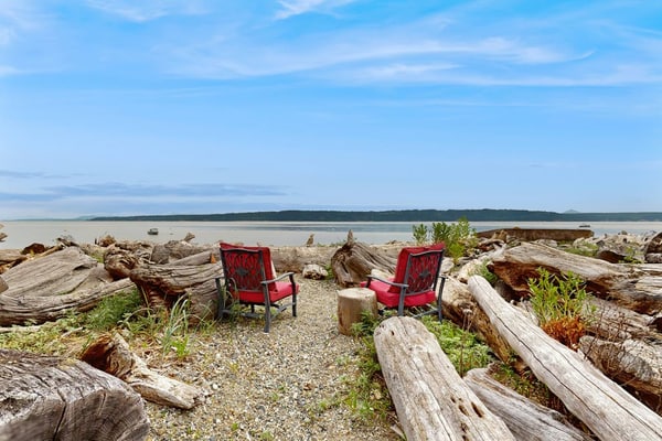 Charming waterfront home with kayaks, gas fire pit & private beach access