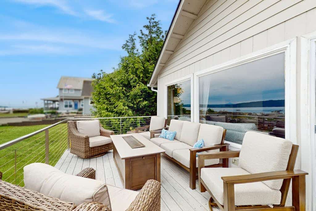 Charming waterfront home with kayaks, gas fire pit & private  beach access