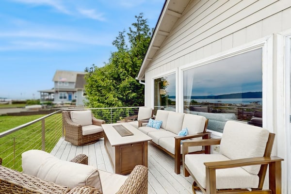 Charming waterfront home with kayaks, gas fire pit & private beach access