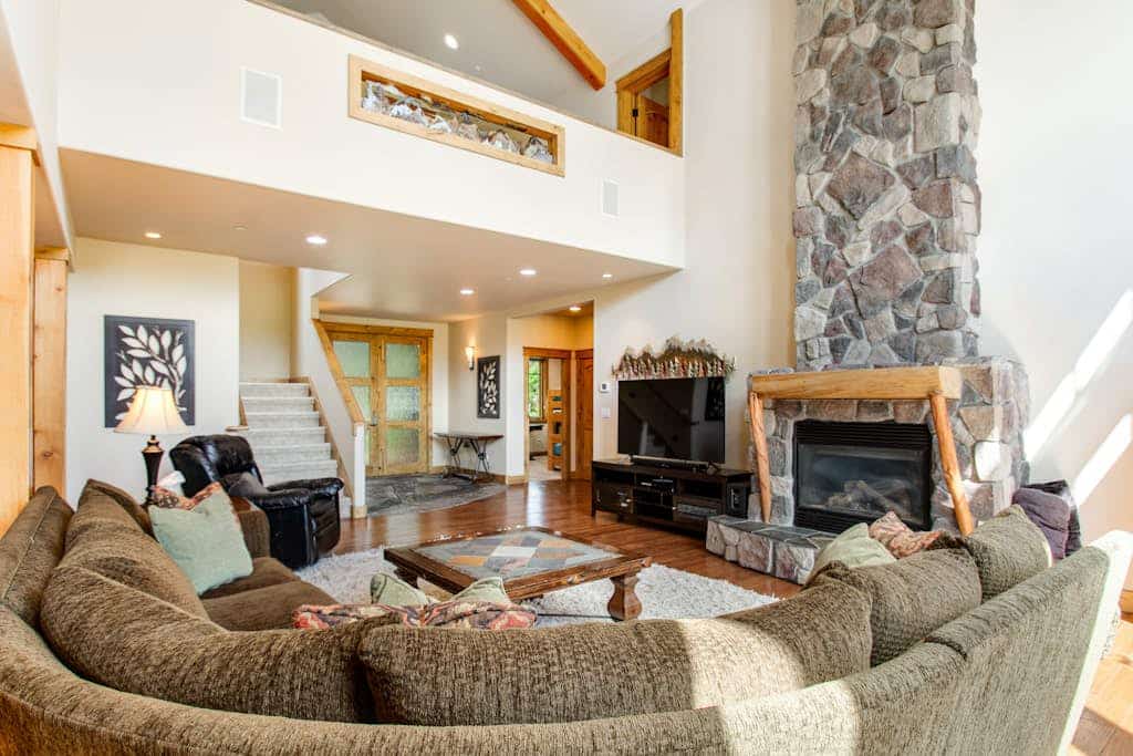 Golf-course-view cabin with hot tub, firepit, & grill - near hiking/biking