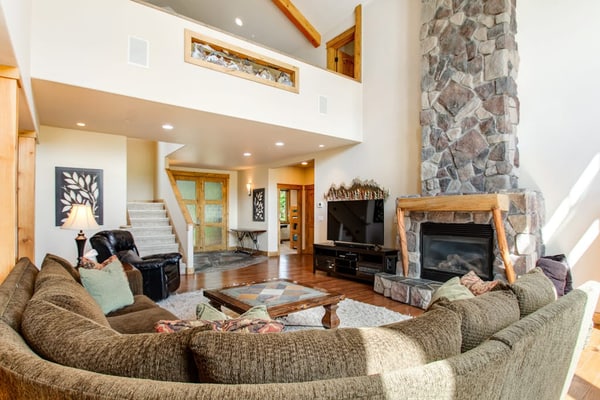 Golf-course-view cabin with hot tub, firepit, & grill - near hiking/biking