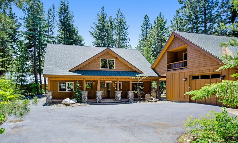 Spacious home with fireplace, firepit, jetted tub & gas grill - close to lake