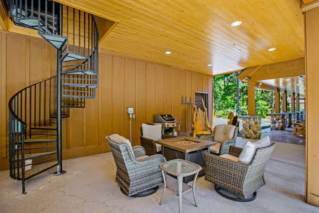 Spacious home with fireplace, firepit, jetted tub & gas grill - close to lake