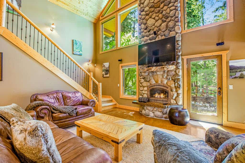 Spacious home with fireplace, firepit, jetted tub & gas grill - close to lake